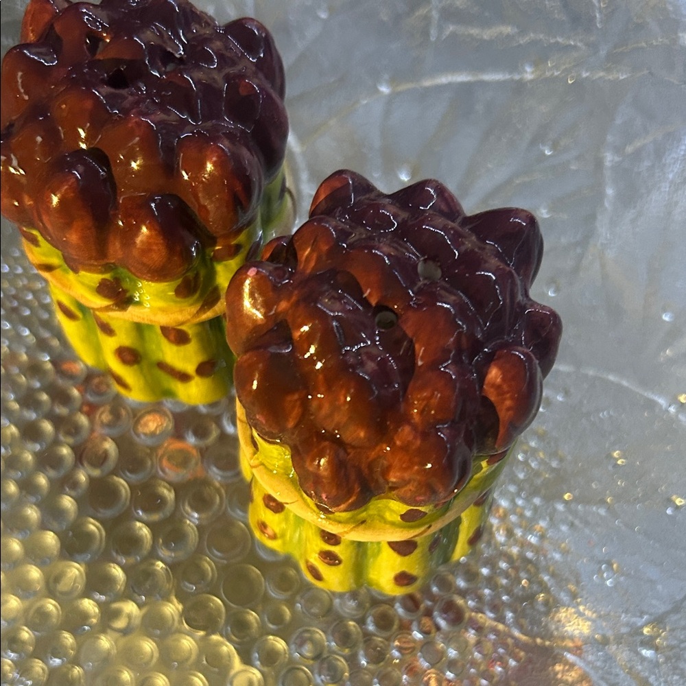 Asparagus salt and pepper shakers